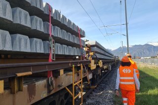 Les traverses se trouvant sur les wagons viendront remplacer celles en bois qui se situent au sol.